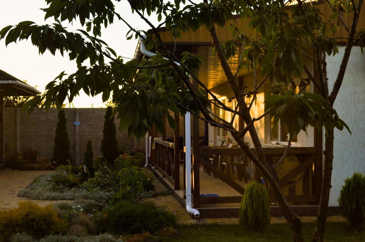 Три Кошки Hotel Tjornomorsk Eksteriør billede