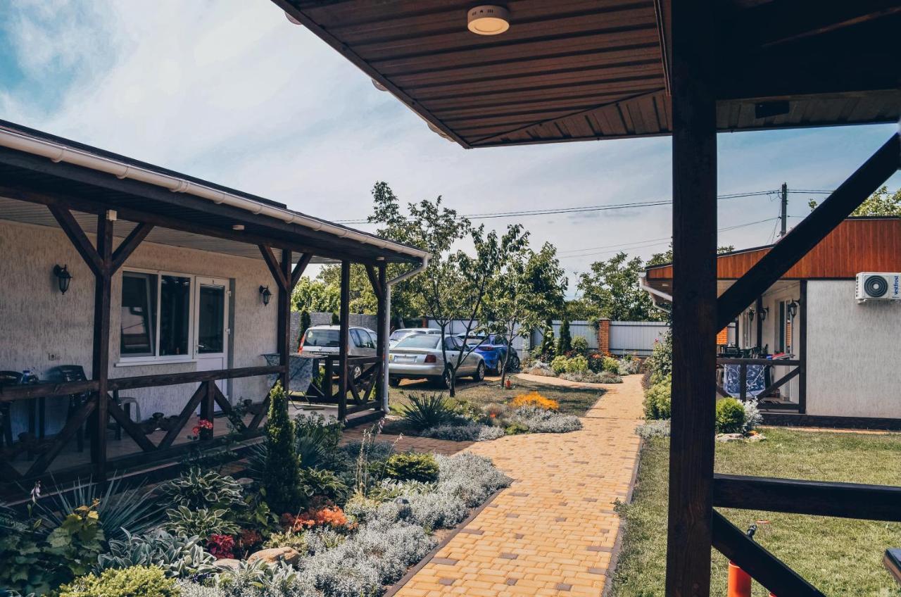 Три Кошки Hotel Tjornomorsk Eksteriør billede