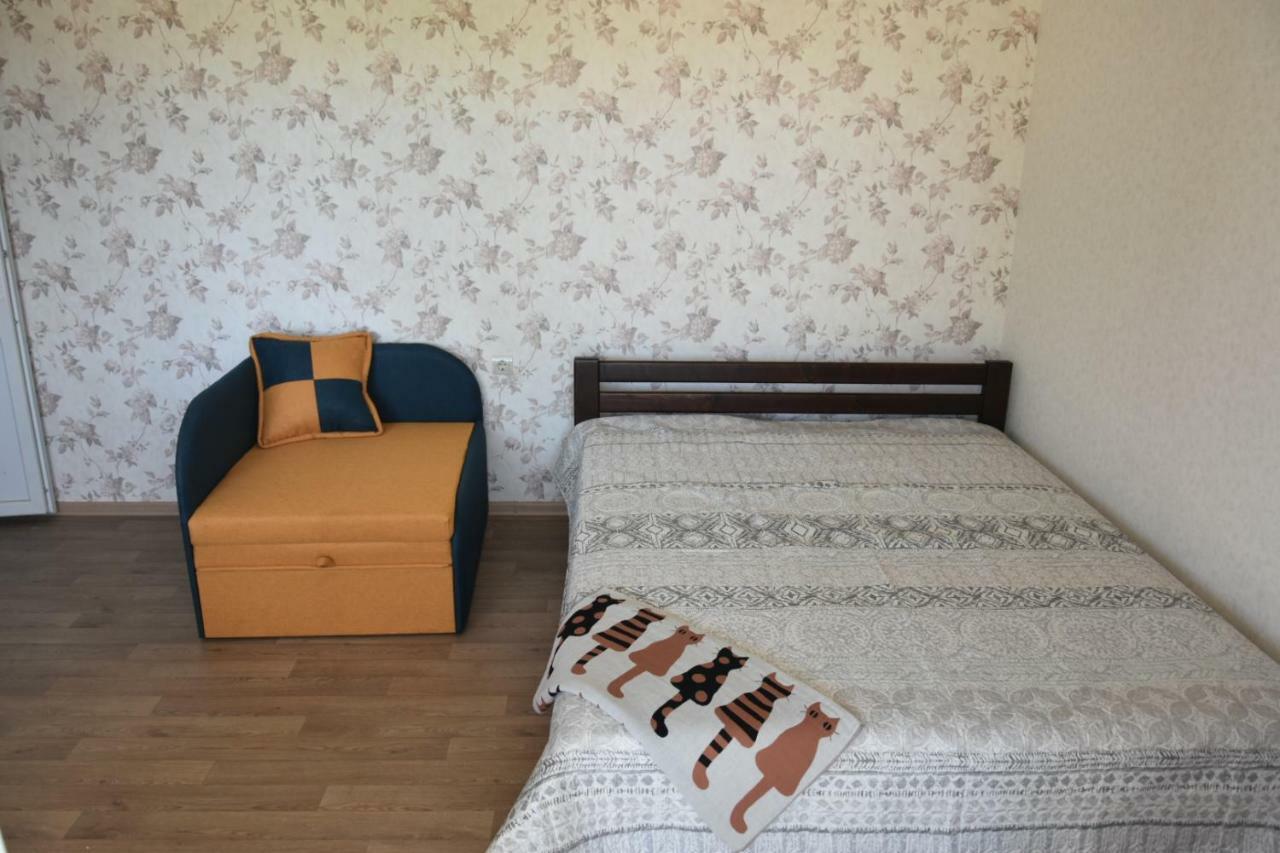Три Кошки Hotel Tjornomorsk Eksteriør billede