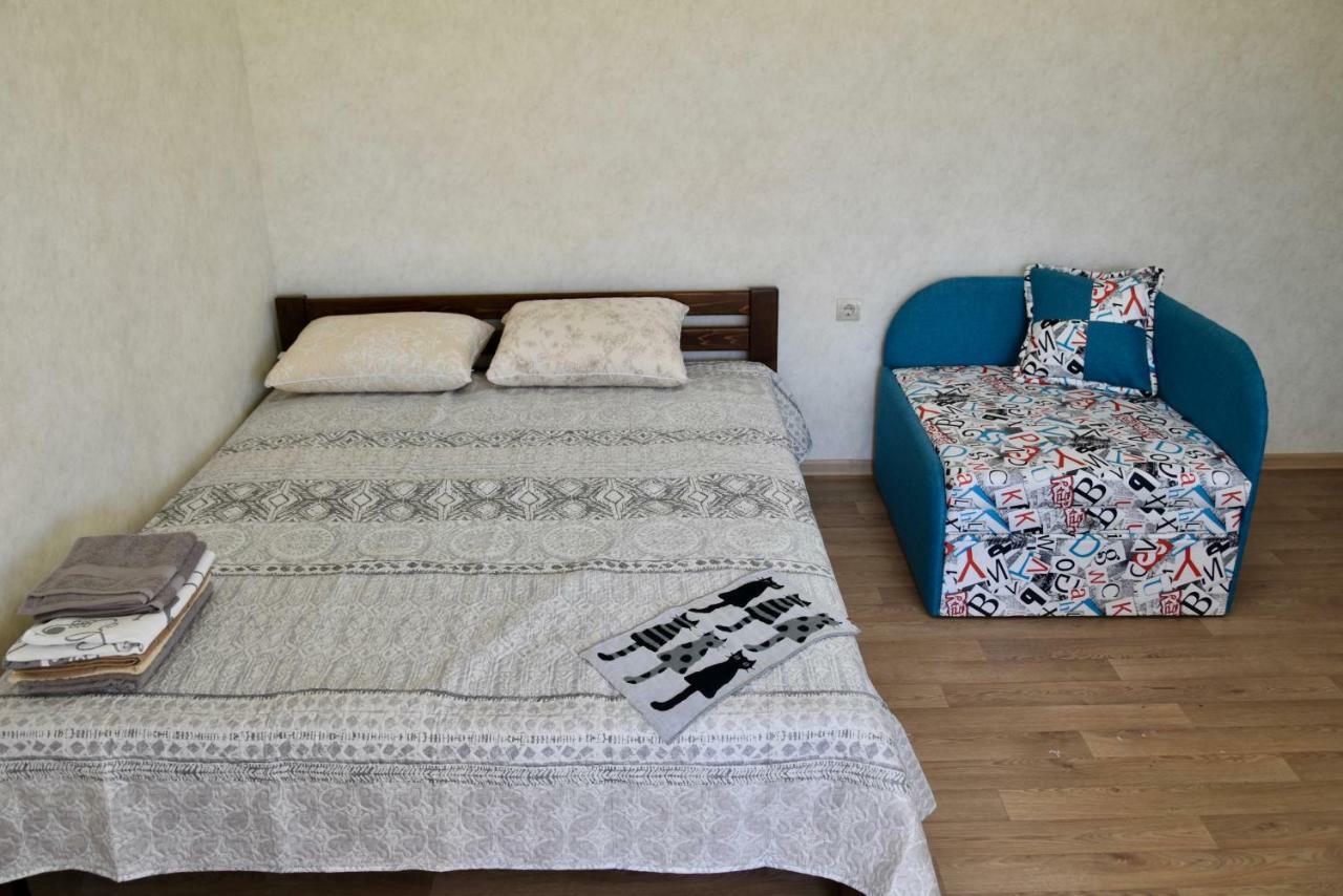 Три Кошки Hotel Tjornomorsk Eksteriør billede