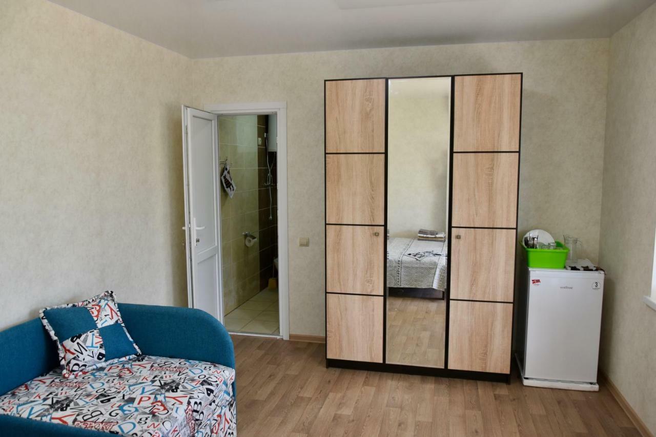Три Кошки Hotel Tjornomorsk Eksteriør billede