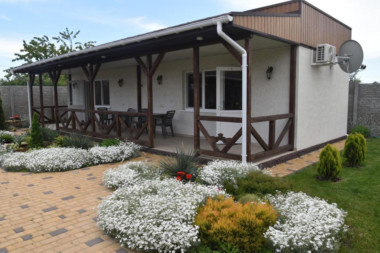 Три Кошки Hotel Tjornomorsk Eksteriør billede