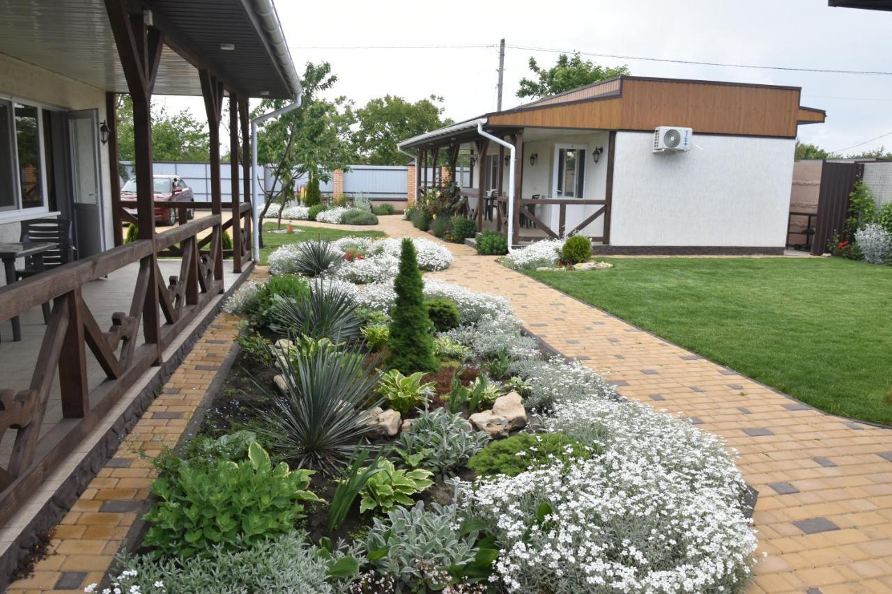 Три Кошки Hotel Tjornomorsk Eksteriør billede