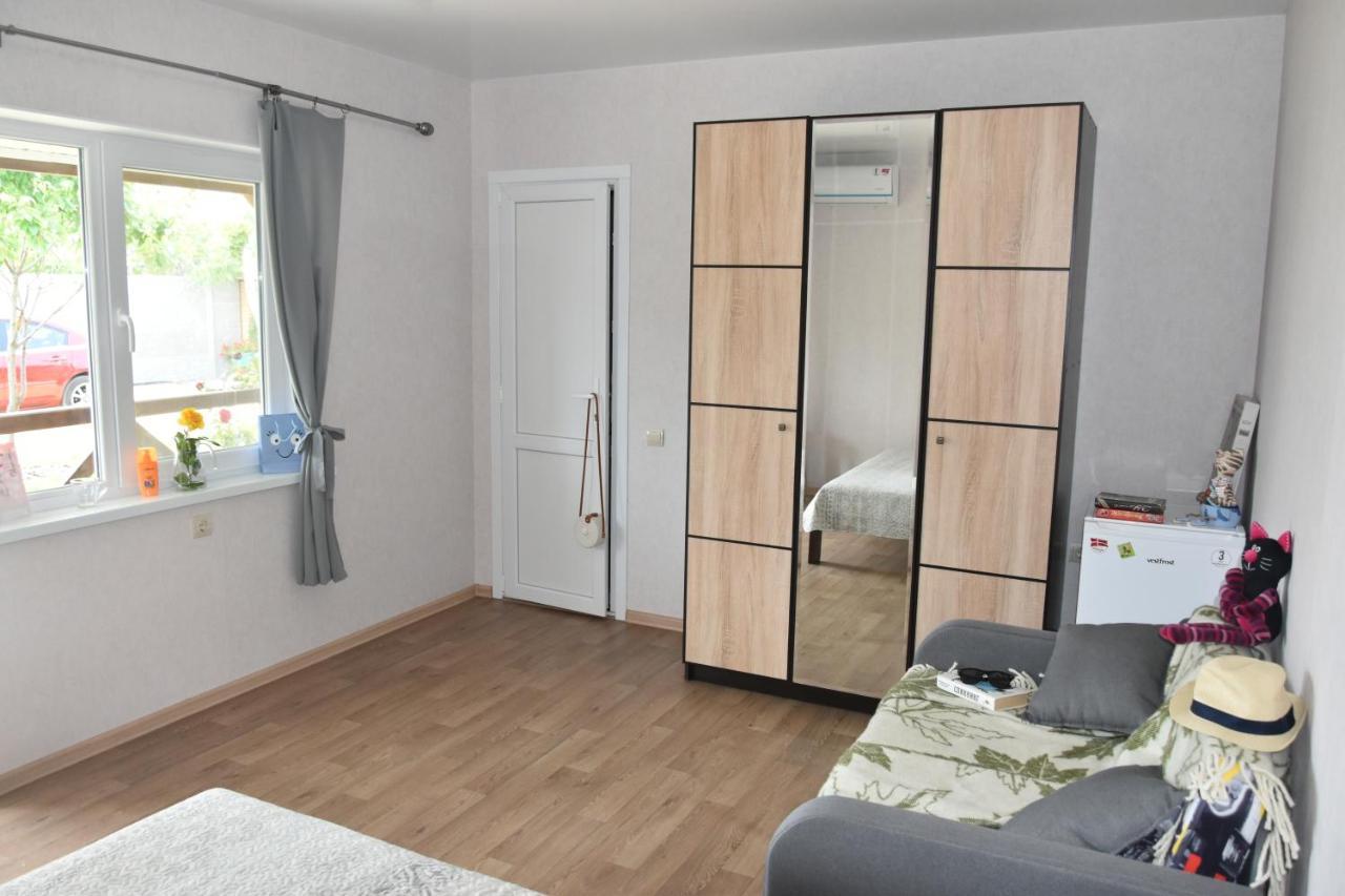 Три Кошки Hotel Tjornomorsk Eksteriør billede