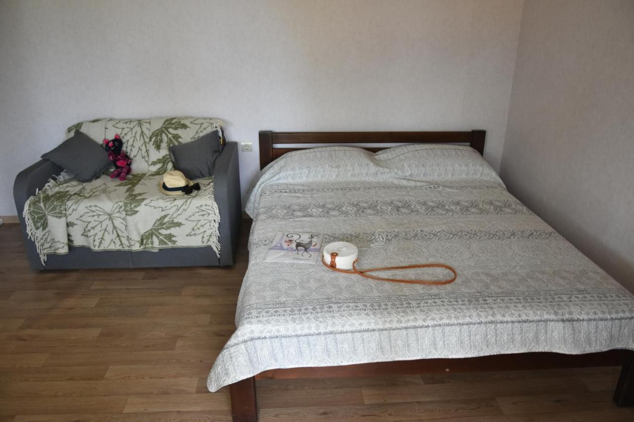 Три Кошки Hotel Tjornomorsk Eksteriør billede