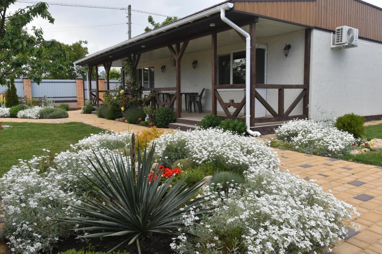 Три Кошки Hotel Tjornomorsk Eksteriør billede