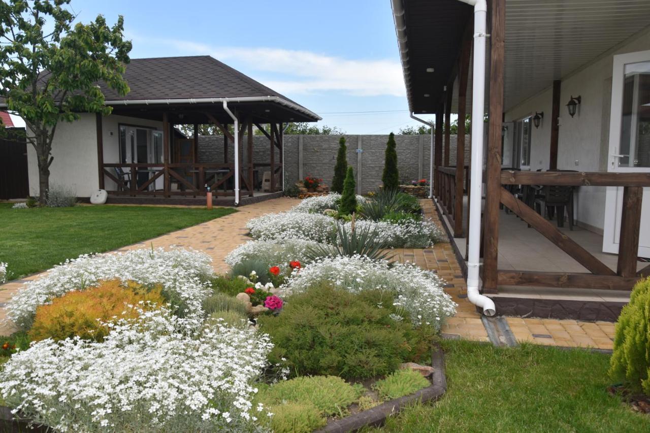 Три Кошки Hotel Tjornomorsk Eksteriør billede
