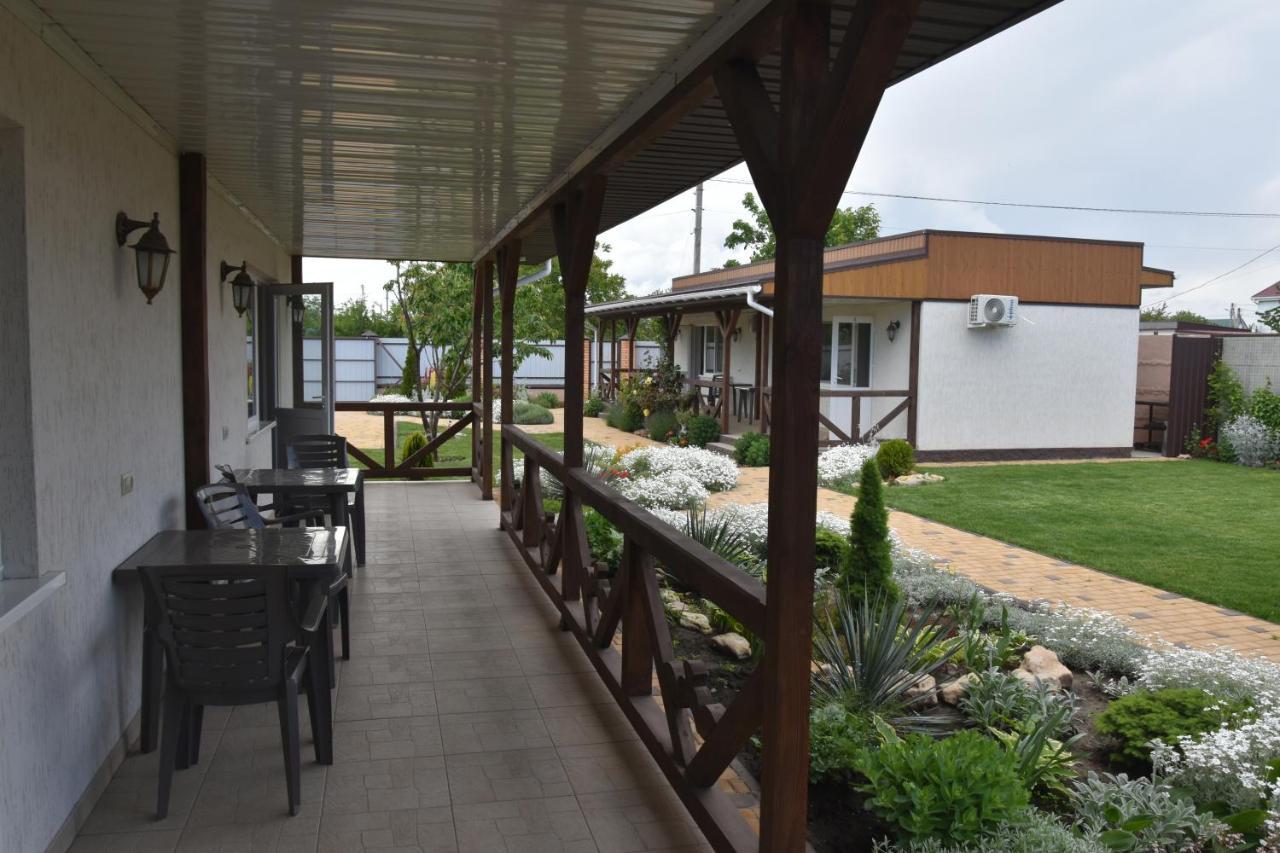 Три Кошки Hotel Tjornomorsk Eksteriør billede