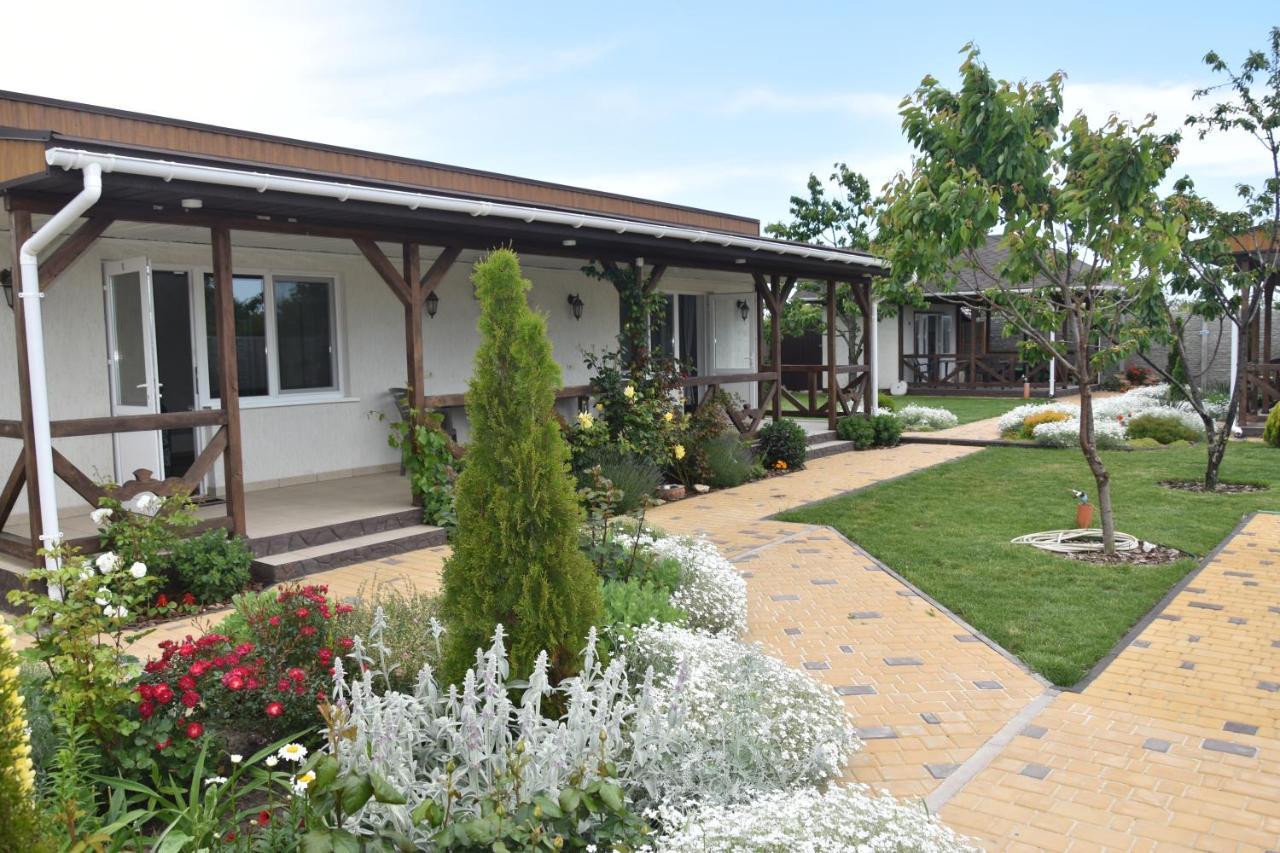 Три Кошки Hotel Tjornomorsk Eksteriør billede
